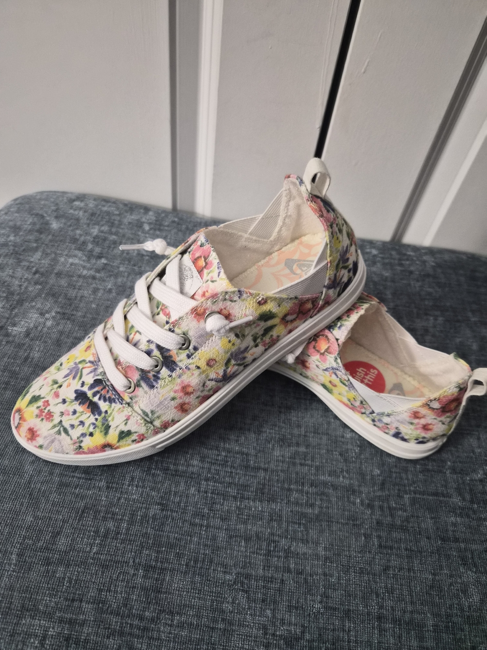 Roxy White and Gray Floral Shoe Sleeve - Picture 3 of 13